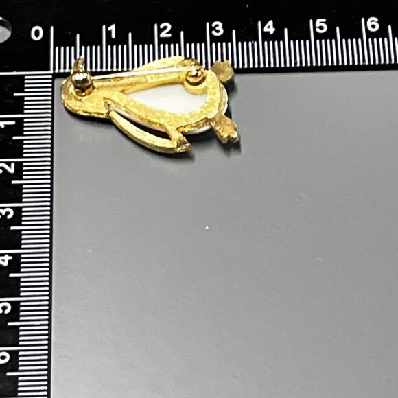 Trifari Vintage Penguin Brooch Gold Tone White Cabochon Animal Pin - Picture 5 of 5